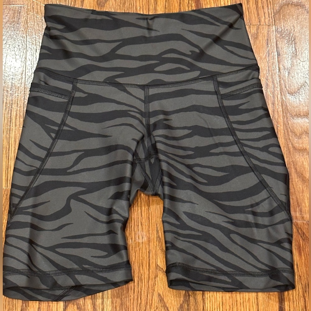Old Navy Active Powersoft Zebra Print Athletic Shorts
Size XS